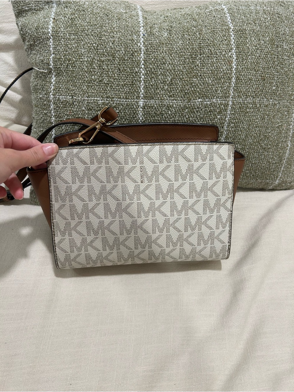 Michael Kors Beige/Acorn Logo Crossbody with Gold Hardware - Picture 4 of 5